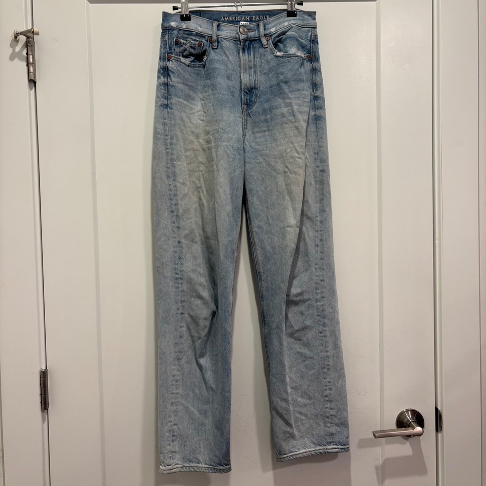 American Eagle High Waisted Straight Leg Light Wash Denim Jeans Size 2 Short